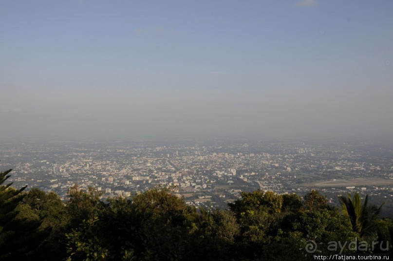 Ват Пхра Тхат Дой Сутхеп и лестница Нагов.