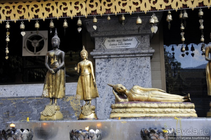 Ват Пхра Тхат Дой Сутхеп и лестница Нагов.