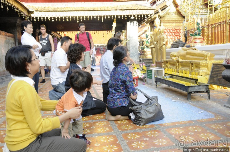 Ват Пхра Тхат Дой Сутхеп и лестница Нагов.