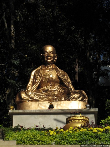 Ват Пхра Тхат Дой Сутхеп и лестница Нагов.