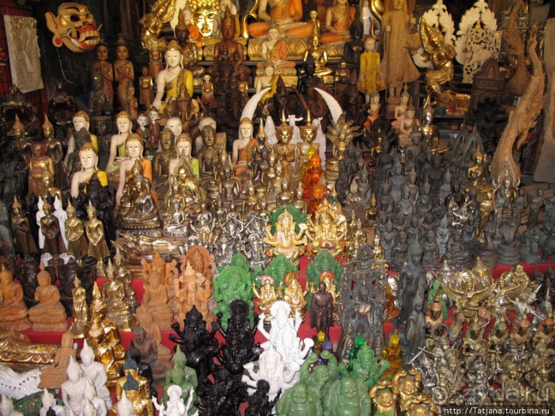 Ват Пхра Тхат Дой Сутхеп и лестница Нагов.