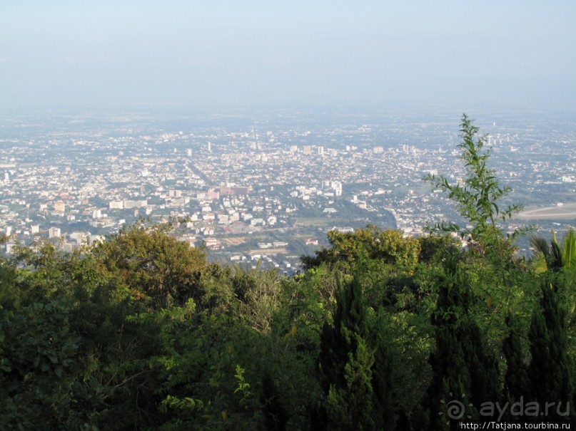 Ват Пхра Тхат Дой Сутхеп и лестница Нагов.