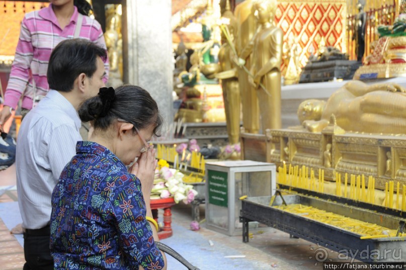 Ват Пхра Тхат Дой Сутхеп и лестница Нагов.