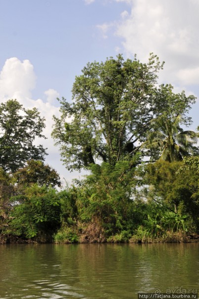 Прелестный плавучий ресторан на реке Квай.