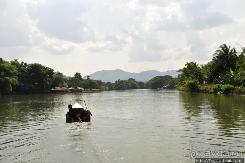 Прелестный плавучий ресторан на реке Квай.