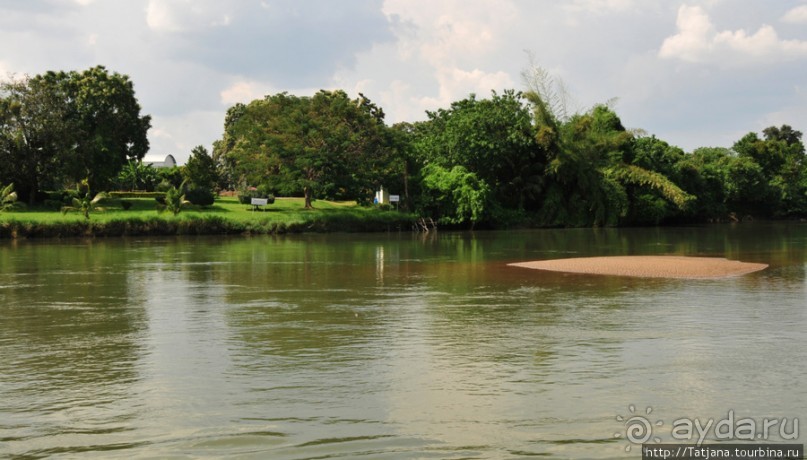 Прелестный плавучий ресторан на реке Квай.