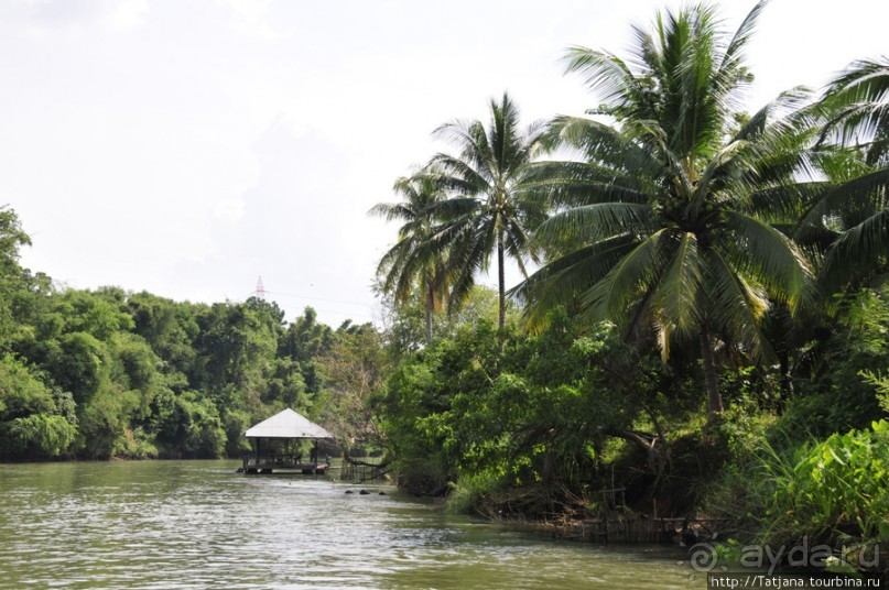 Прелестный плавучий ресторан на реке Квай.