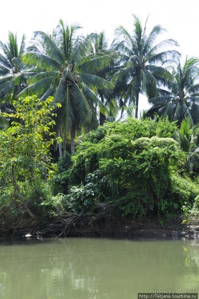 Прелестный плавучий ресторан на реке Квай.