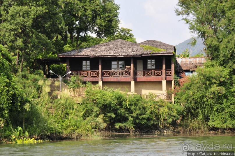 Прелестный плавучий ресторан на реке Квай.