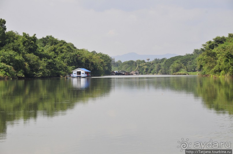Прелестный плавучий ресторан на реке Квай.