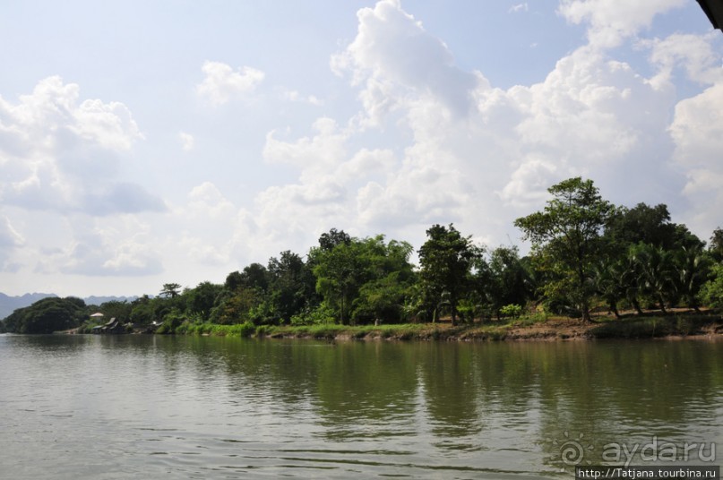 Прелестный плавучий ресторан на реке Квай.