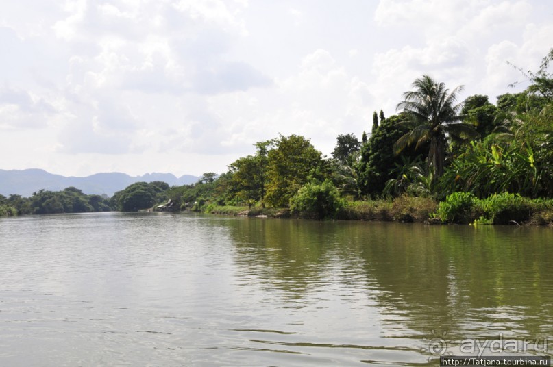 Прелестный плавучий ресторан на реке Квай.