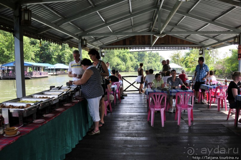 Прелестный плавучий ресторан на реке Квай.