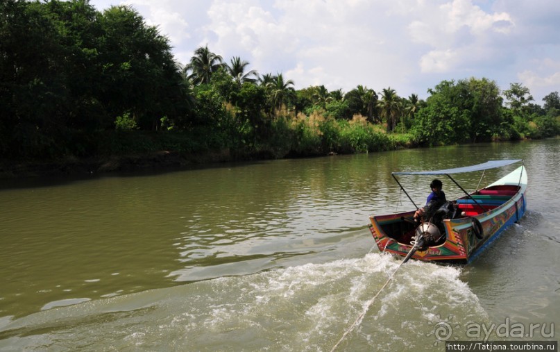 Прелестный плавучий ресторан на реке Квай.