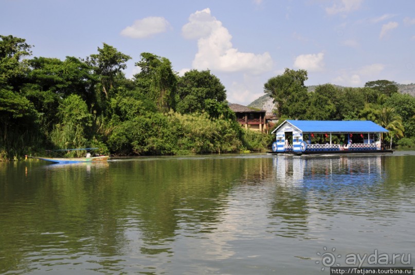 Прелестный плавучий ресторан на реке Квай.