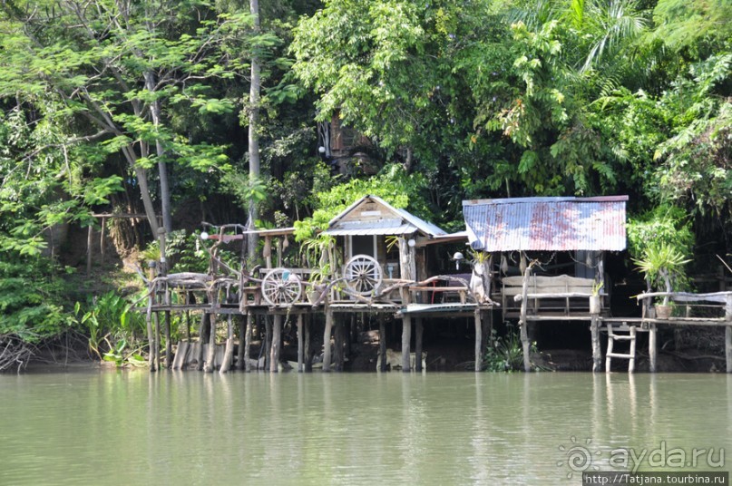 Прелестный плавучий ресторан на реке Квай.