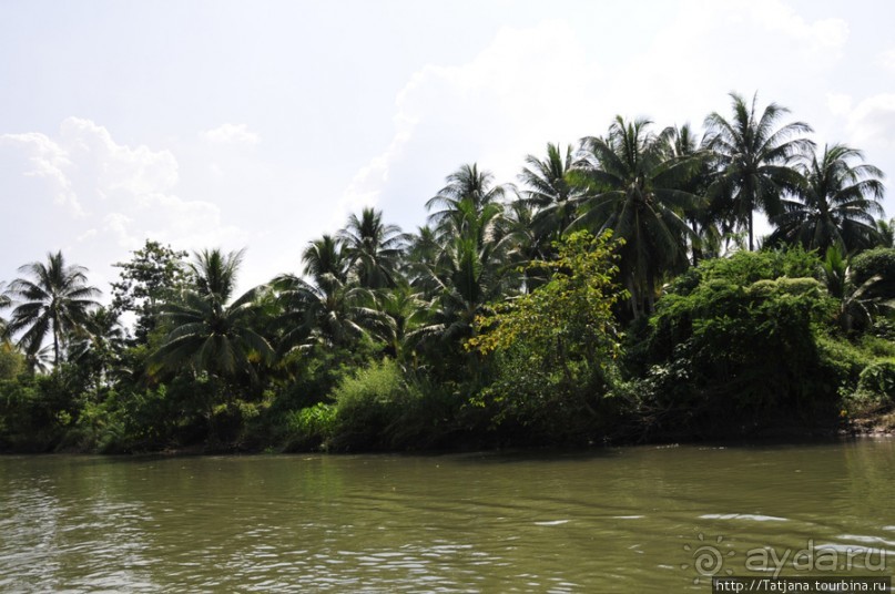 Прелестный плавучий ресторан на реке Квай.