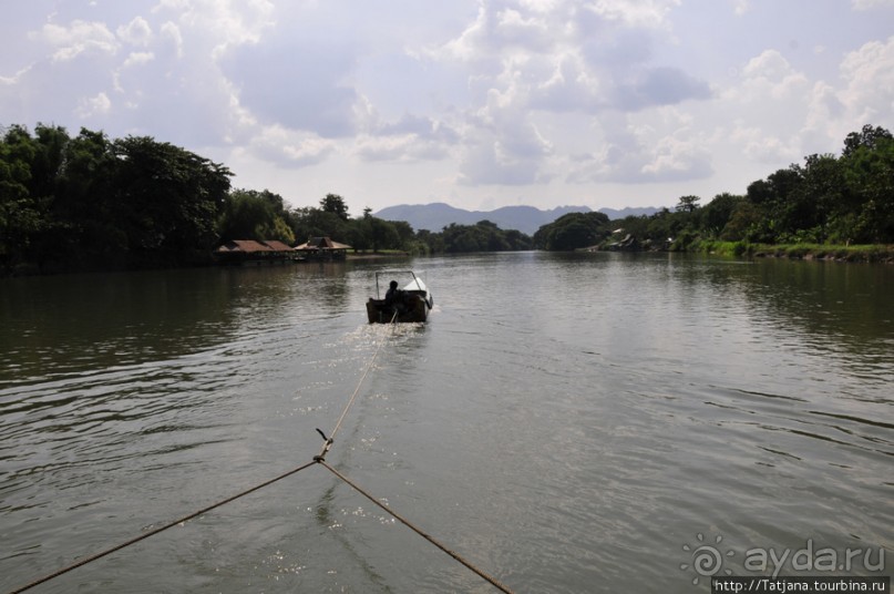 Прелестный плавучий ресторан на реке Квай.
