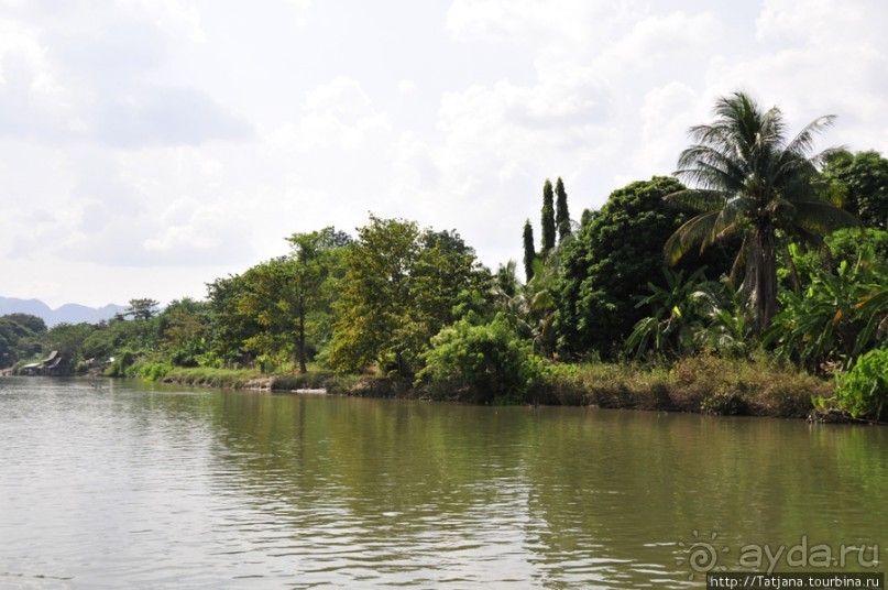 Прелестный плавучий ресторан на реке Квай.