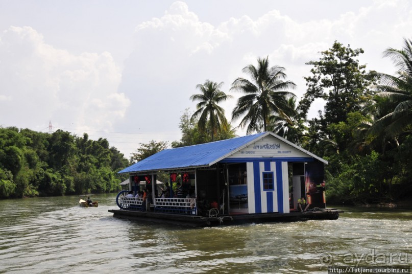 Прелестный плавучий ресторан на реке Квай.