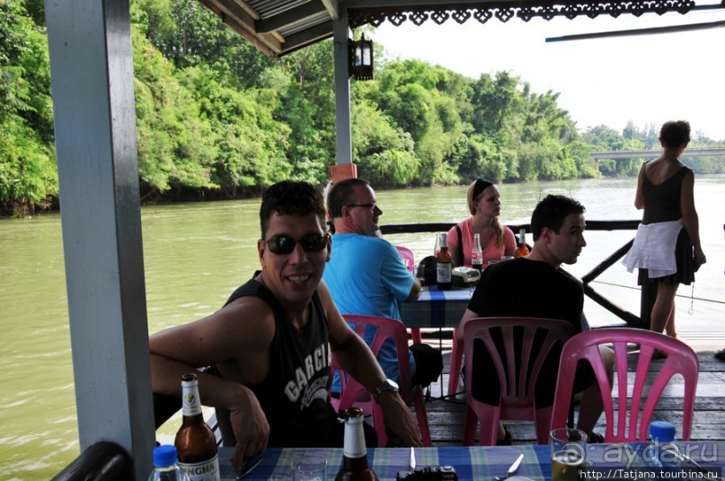 Прелестный плавучий ресторан на реке Квай.