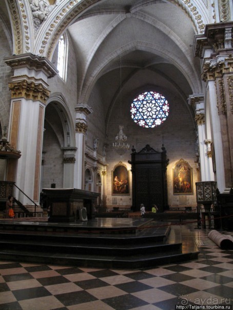 Кафедральный Собор , Чаша Святого Грааля и вид сверху