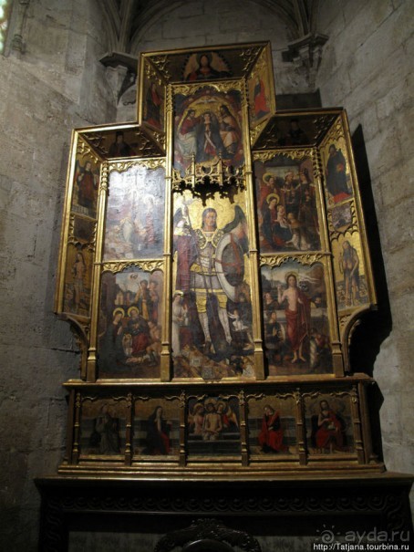 Кафедральный Собор , Чаша Святого Грааля и вид сверху