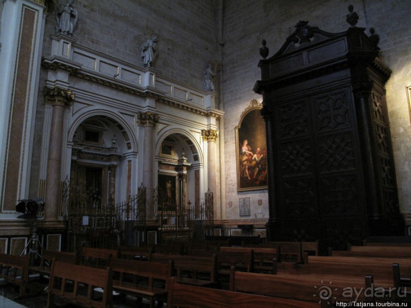 Кафедральный Собор , Чаша Святого Грааля и вид сверху