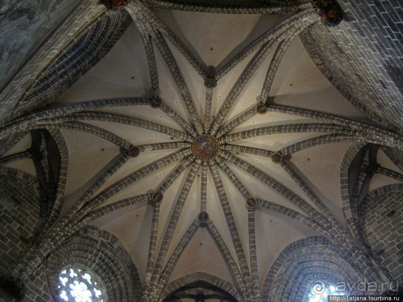 Кафедральный Собор , Чаша Святого Грааля и вид сверху