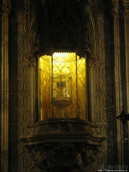 Кафедральный Собор , Чаша Святого Грааля и вид сверху