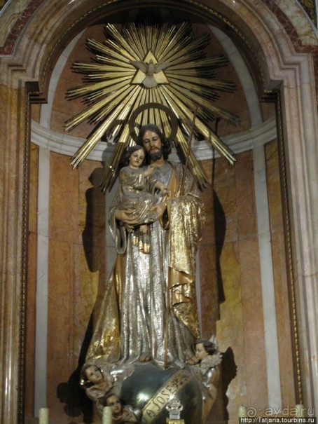 Кафедральный Собор , Чаша Святого Грааля и вид сверху