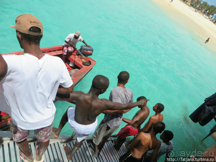 Воскресный рынок, рыба меч и рыбаки деревни Санта-Мария