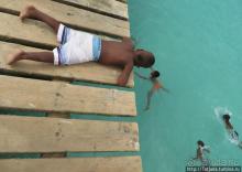 Воскресный рынок, рыба меч и рыбаки деревни Санта-Мария