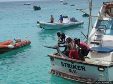 Воскресный рынок, рыба меч и рыбаки деревни Санта-Мария