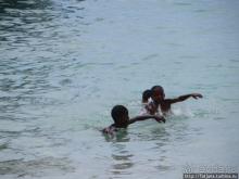 Воскресный рынок, рыба меч и рыбаки деревни Санта-Мария