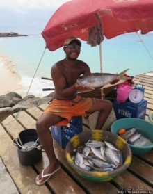 Воскресный рынок, рыба меч и рыбаки деревни Санта-Мария