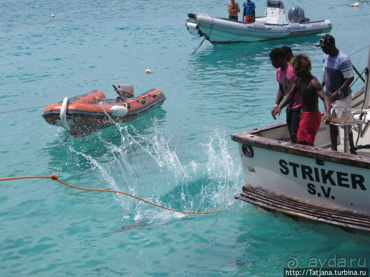 Воскресный рынок, рыба меч и рыбаки деревни Санта-Мария