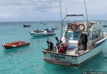 Воскресный рынок, рыба меч и рыбаки деревни Санта-Мария