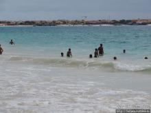 Воскресный рынок, рыба меч и рыбаки деревни Санта-Мария