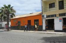 Воскресный рынок, рыба меч и рыбаки деревни Санта-Мария