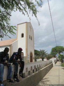 Воскресный рынок, рыба меч и рыбаки деревни Санта-Мария
