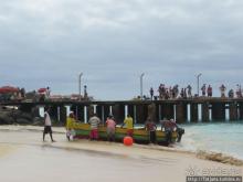 Воскресный рынок, рыба меч и рыбаки деревни Санта-Мария