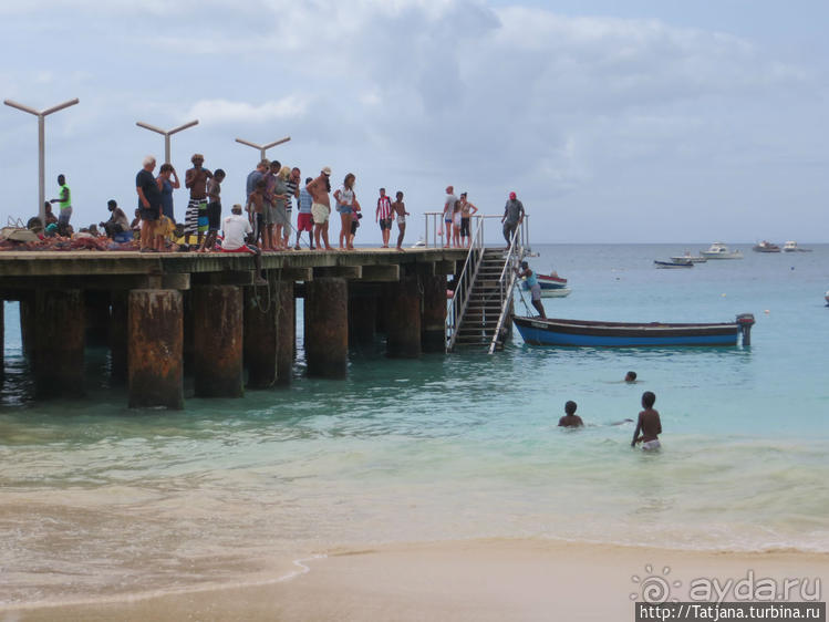 Воскресный рынок, рыба меч и рыбаки деревни Санта-Мария
