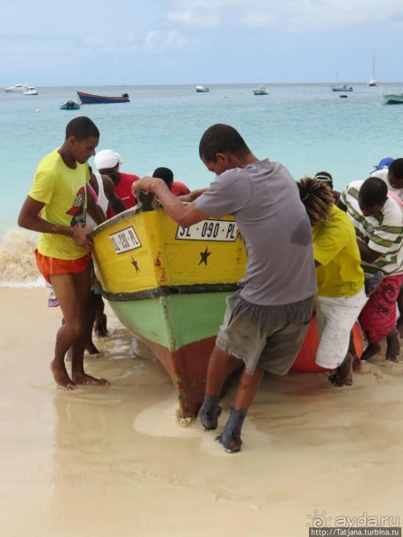 Воскресный рынок, рыба меч и рыбаки деревни Санта-Мария