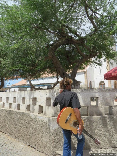 Воскресный рынок, рыба меч и рыбаки деревни Санта-Мария