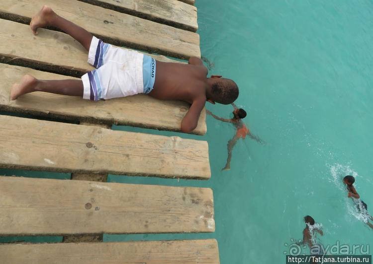 Воскресный рынок, рыба меч и рыбаки деревни Санта-Мария