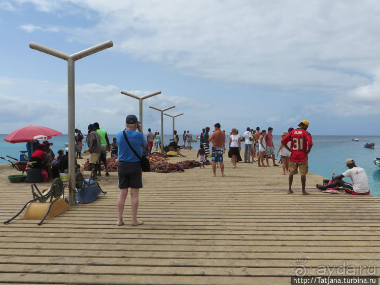 Воскресный рынок, рыба меч и рыбаки деревни Санта-Мария