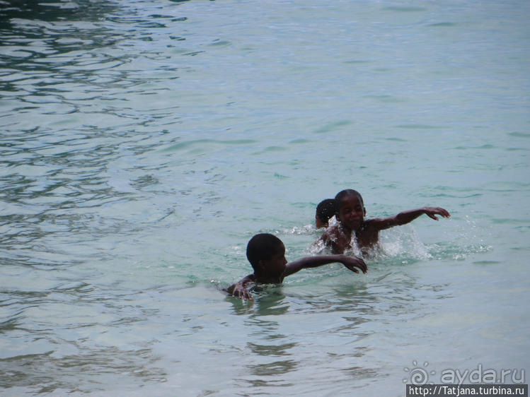 Воскресный рынок, рыба меч и рыбаки деревни Санта-Мария