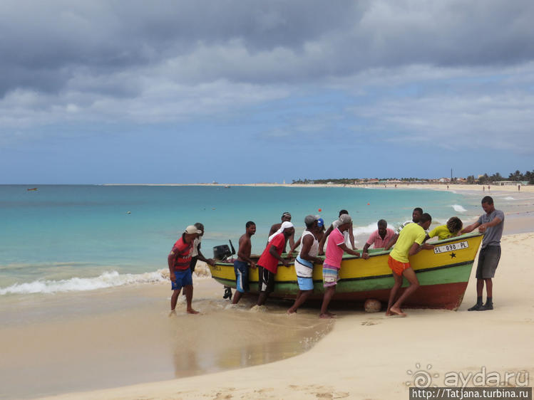 Воскресный рынок, рыба меч и рыбаки деревни Санта-Мария