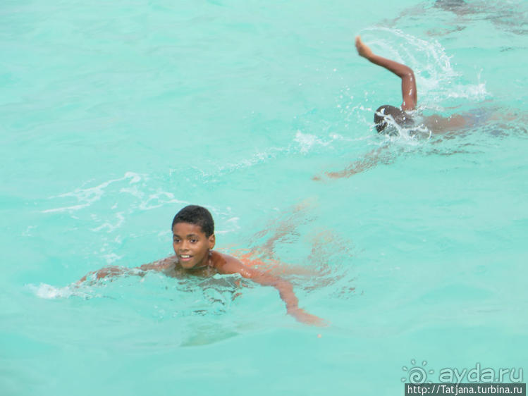 Воскресный рынок, рыба меч и рыбаки деревни Санта-Мария